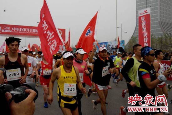 目前在鄭開大道上，一場角逐正在展開。