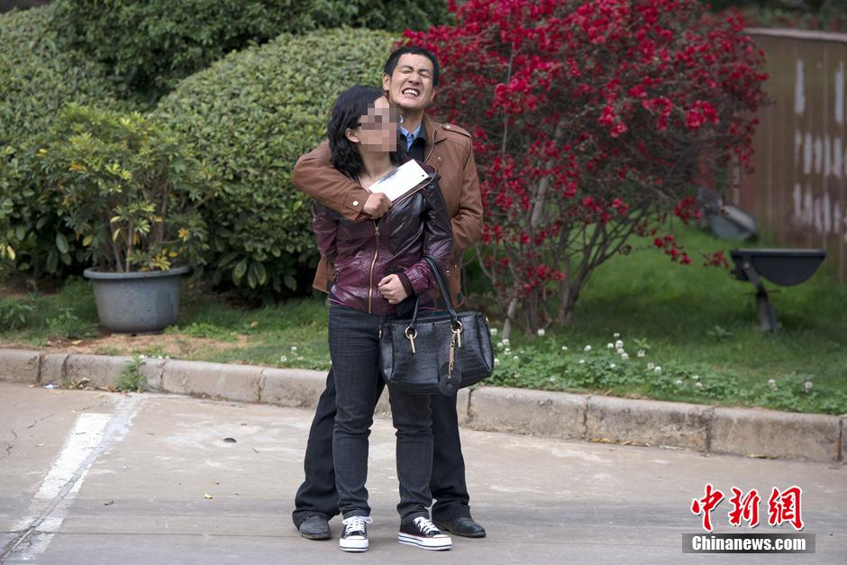 4月8日，劫持者與警方對峙。