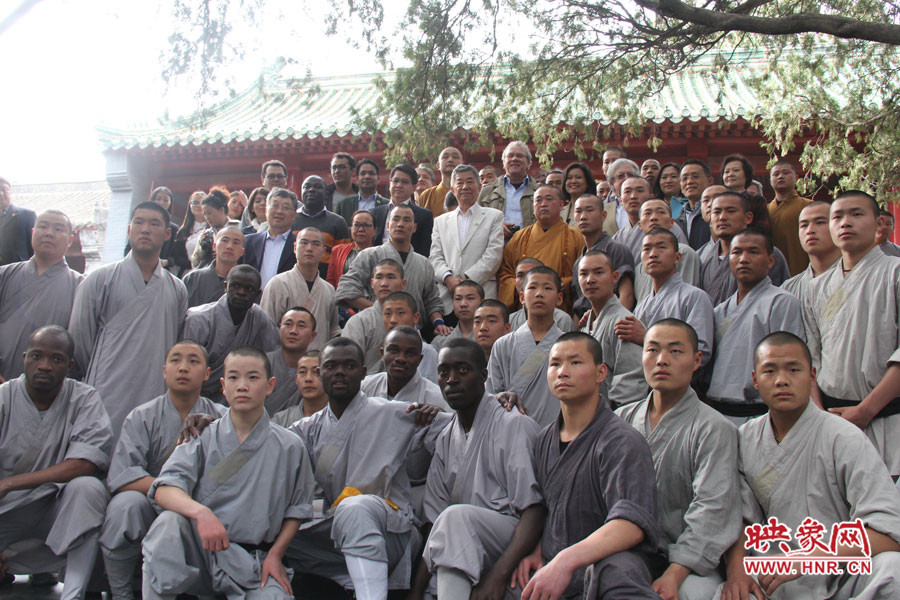 少林寺方丈、武僧與外交官留念