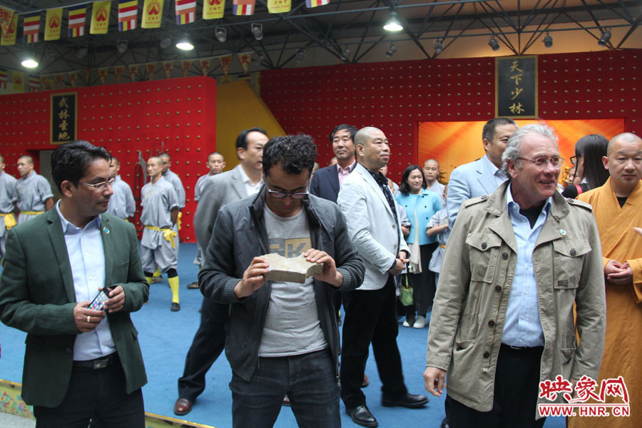 在表演后，外交官查看被表演者劈開的磚頭