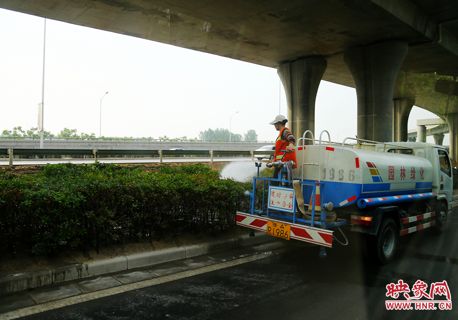 環(huán)衛(wèi)工人對綠化帶進行養(yǎng)護