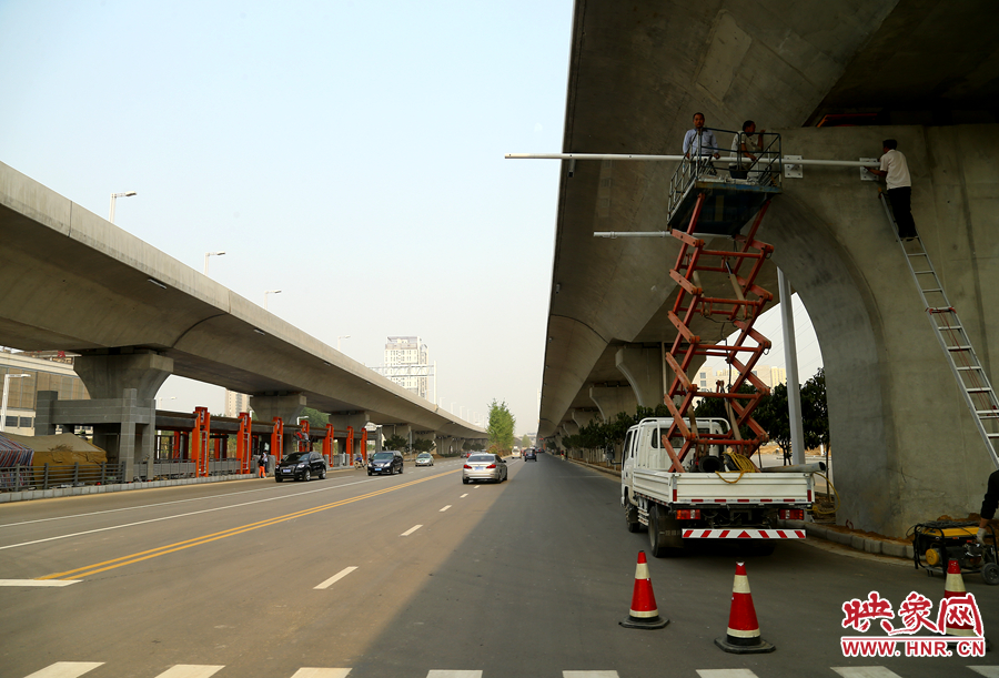 快速路的輔助設(shè)施進入掃尾階段