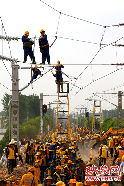 時(shí)間緊工程量大，工人們都加緊施工