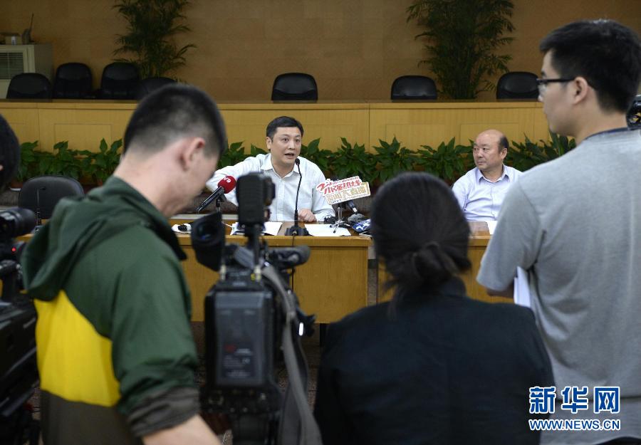  5月18日，杭州市環(huán)保局長(zhǎng)胡偉（左）在發(fā)布會(huì)上回答記者提問(wèn)。