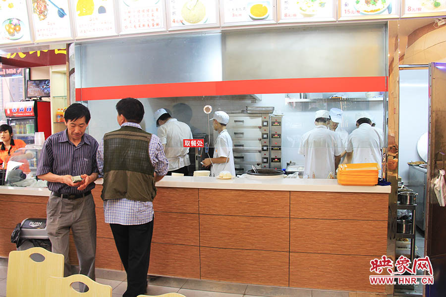 店面仍處于“試營(yíng)業(yè)”狀態(tài),后廚的設(shè)備嶄新,看起來還算整潔。