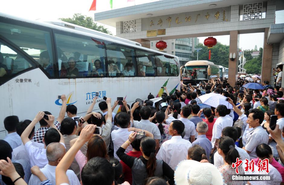 安徽毛坦廠中學(xué)考生趕考 萬(wàn)余民眾“十里相送”