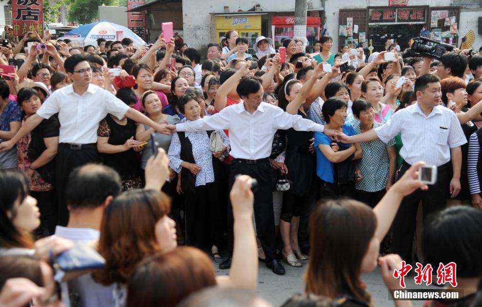 安徽毛坦廠中學(xué)考生趕考 萬(wàn)余民眾“十里相送”