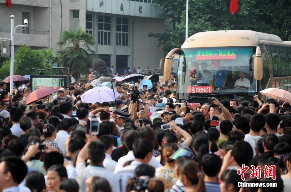 安徽毛坦廠中學(xué)考生趕考 萬(wàn)余民眾“十里相送”
