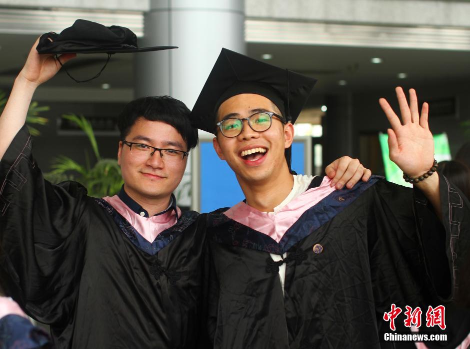 6月6日，浙江理工大學(xué)的畢業(yè)生們?cè)谛@中以賣萌、搞怪等獨(dú)具青春特色的方式告別大學(xué)生涯。中新社發(fā) 李晨