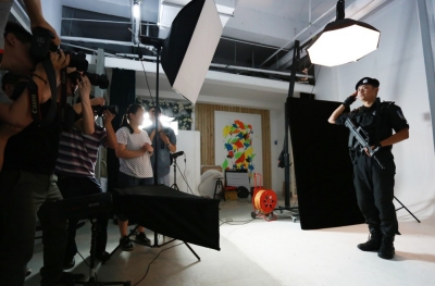 拍起大片來，特警也是一絲不茍。