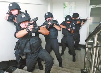 進入樓道后，特警開始地毯式搜索。