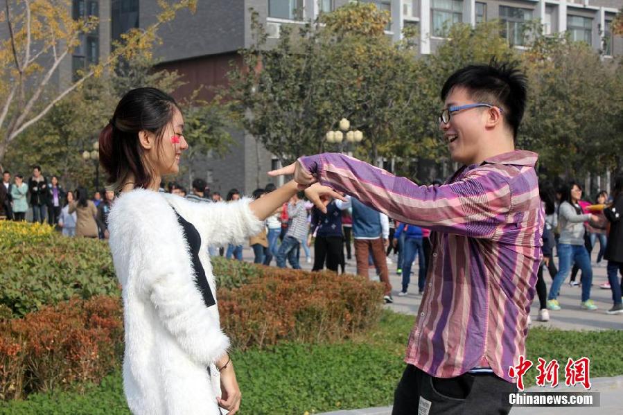 11月11日，河南財經(jīng)政法大學校園內(nèi)，300名在校大學生在上演了一出“光棍”也瘋狂的“快閃”大戲。