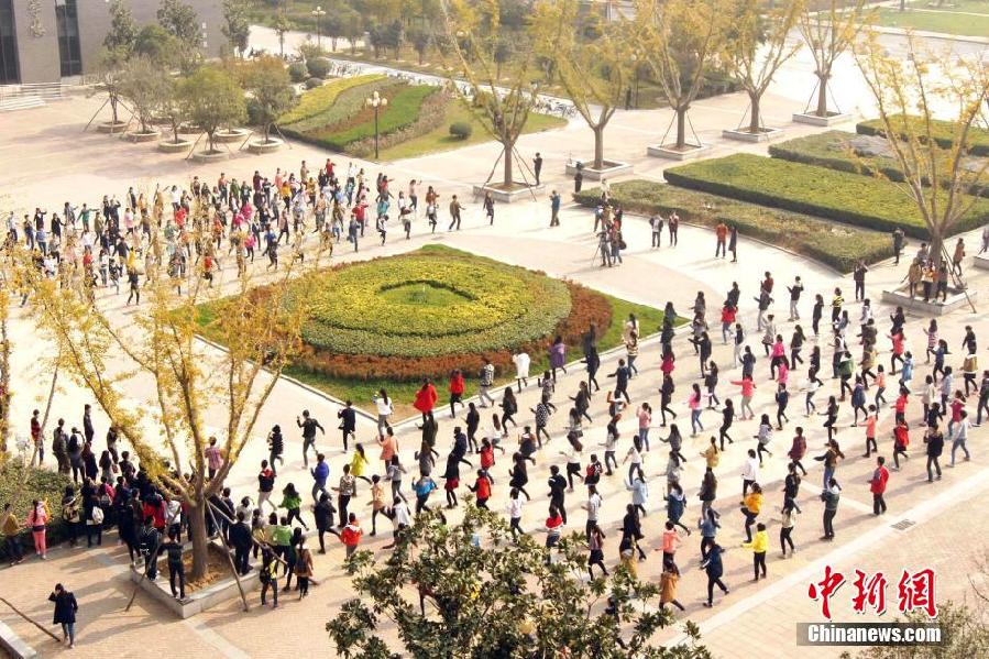 11月11日，河南財經(jīng)政法大學校園內(nèi)，300名在校大學生在上演了一出“光棍”也瘋狂的“快閃”大戲。