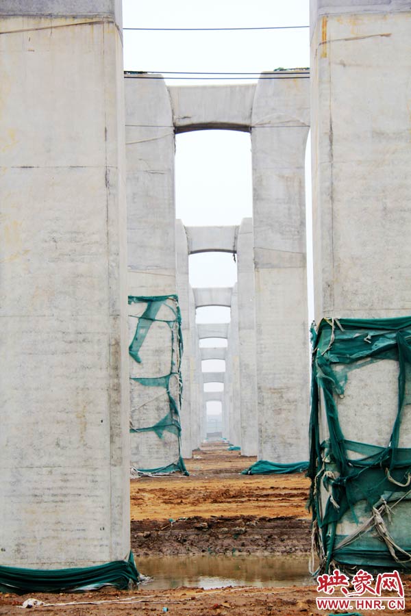 目前附近居民認(rèn)為“照目前的施工狀況看，年底主體完工已不太可能”。