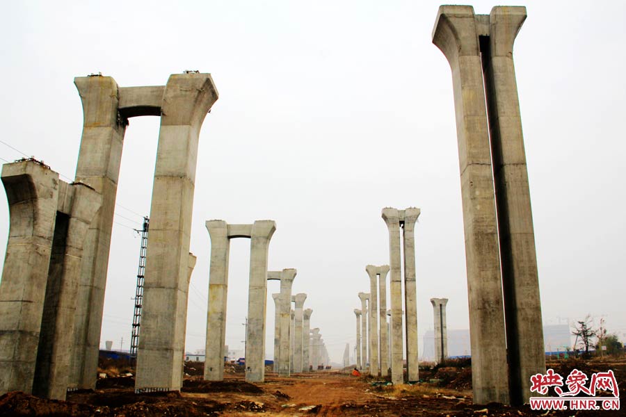 橋墩聳立，一片荒涼。