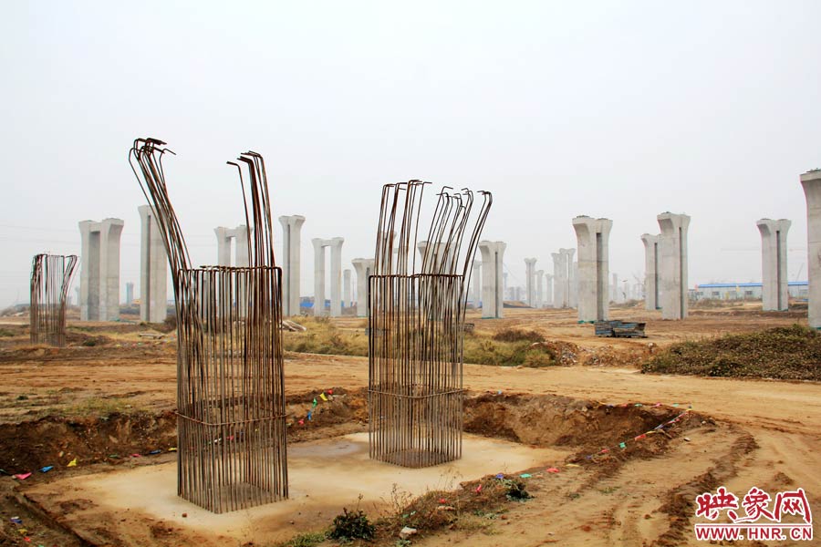 位于鄭州市南四環(huán)的京廣快速路南延工程已經(jīng)停工數(shù)月，現(xiàn)場(chǎng)幾百根橋墩已經(jīng)架起，場(chǎng)面甚是“震撼”。