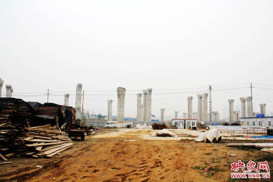 項(xiàng)目已經(jīng)停工數(shù)月，施工工地上很難見(jiàn)到工人，設(shè)備也很少。