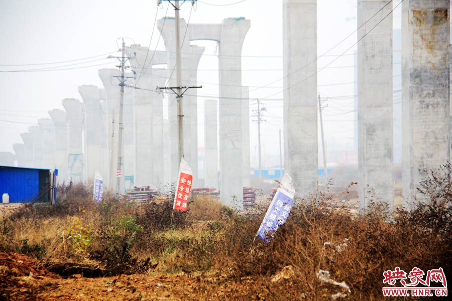 整個(gè)京廣快速路南段工程共分為六個(gè)工區(qū)，柴鍋轉(zhuǎn)盤處是京廣快速路南段三工區(qū)的施工區(qū)域。