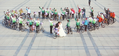 騎友們圍成一個“心”形，郝幸福在心尖上深情地親吻著新娘。