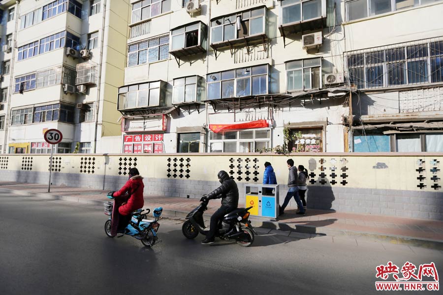 雖然墻內(nèi)的商戶已經(jīng)搬走，但一些門頭還沒撤下。