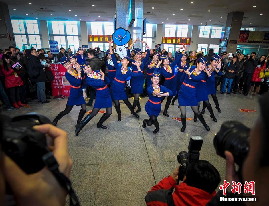 圖為D2702次列車13名乘務(wù)員在候車大廳內(nèi)玩起“快閃”。
