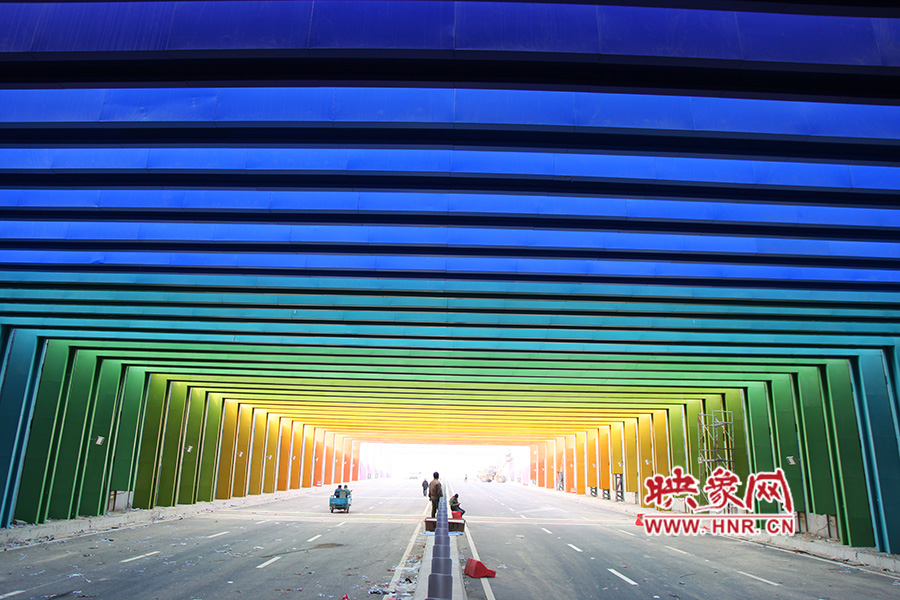 出隧道時(shí)由顏色過渡為紫色。