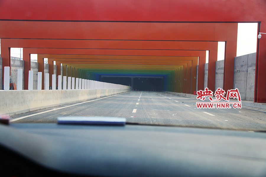 進(jìn)隧道時(shí)，由明到暗。