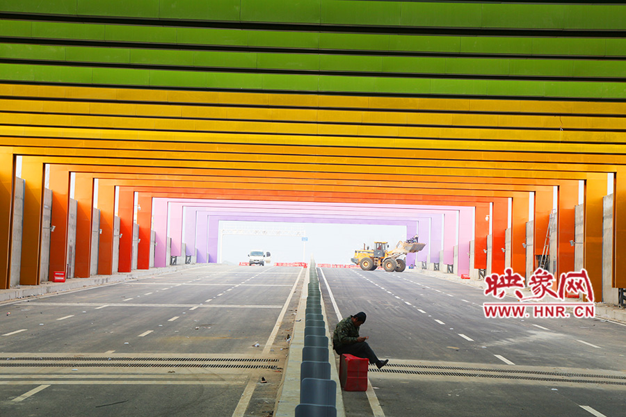 圖為一工人在隧道內(nèi)休息。