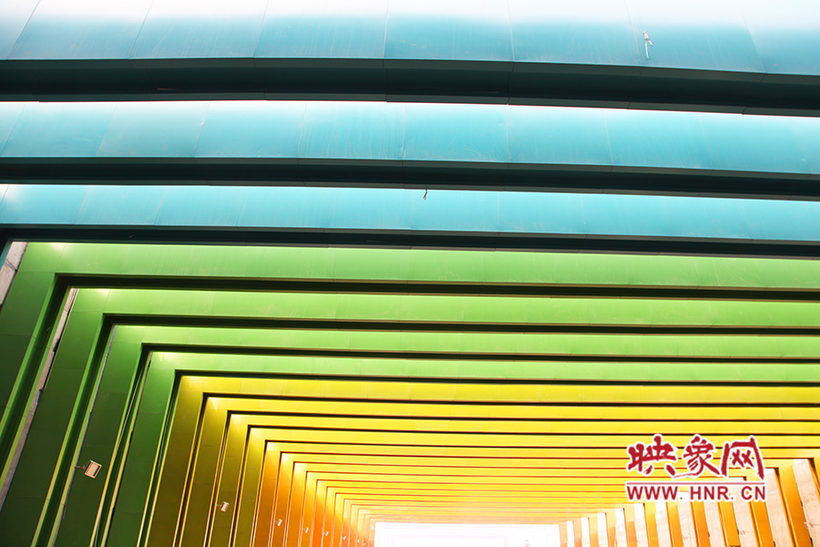 線條的明暗變化令人感覺夢(mèng)幻般神奇。