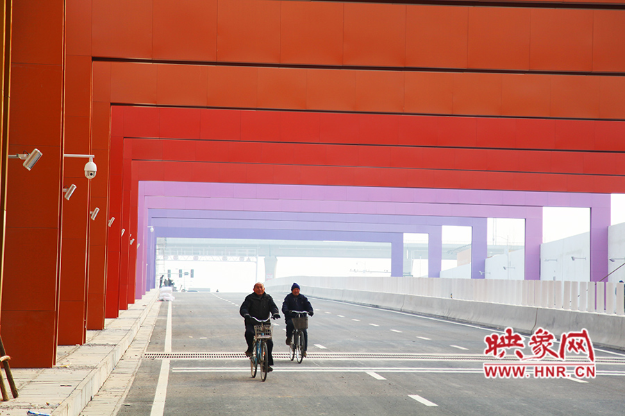 兩位老人騎自行車通過。