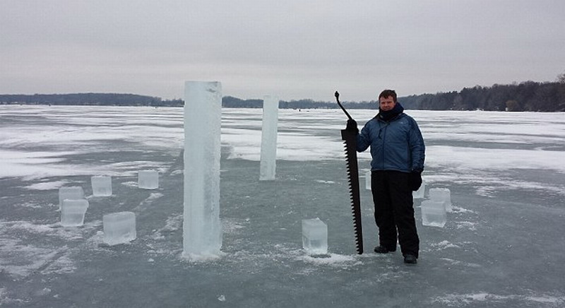 　這5名美國人使用鏈鋸和冰刀切割冰塊，用了2周時(shí)間才建成巨大的冰柱巨石陣。（網(wǎng)頁截圖）