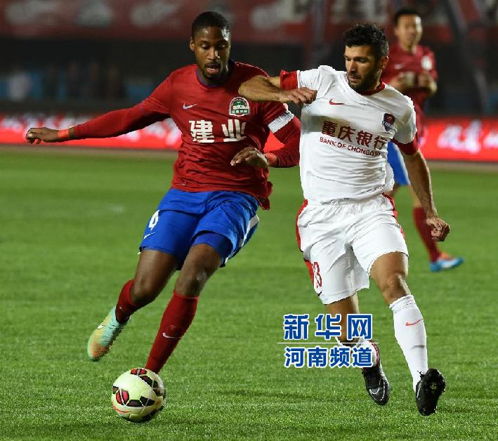 河南建業(yè)隊隊員戈麥斯（左）與重慶力帆隊隊員吉利奧蒂在比賽中拼搶。