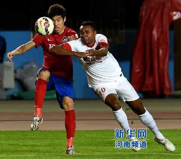 重慶力帆隊隊員科爾霍（右）在比賽中拼搶。