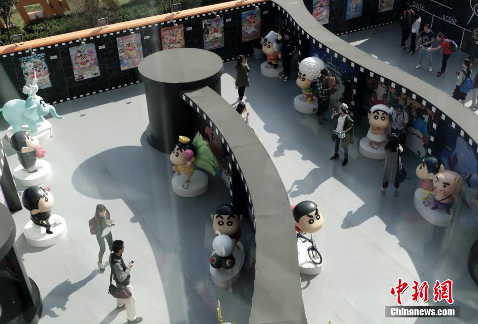 4月22日，游客與蠟筆小新合影?！跋灩P小新25周年紀(jì)念特展”日前在北京開展，吸引了不少市民游客。