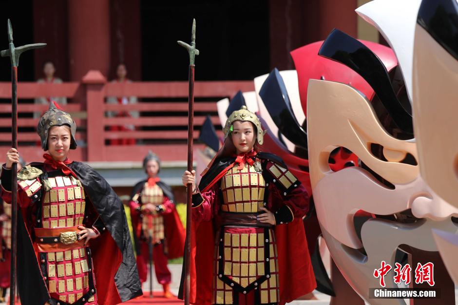 河南三國(guó)文化周 佳麗戎裝演繹“三國(guó)八美”