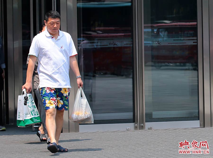 褲頭、T恤的裝束依然提前入夏