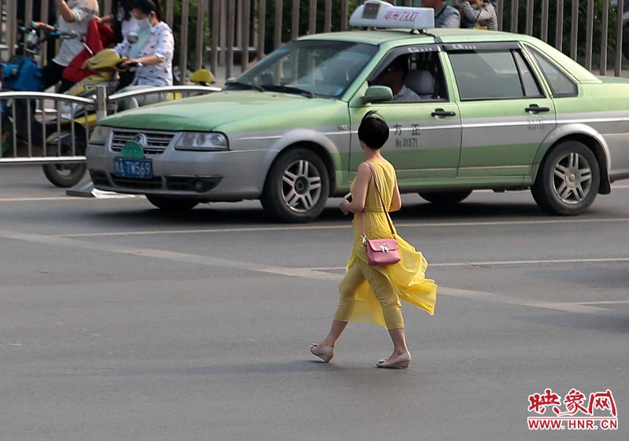 飄逸的長裙，在街頭很吸引眼球