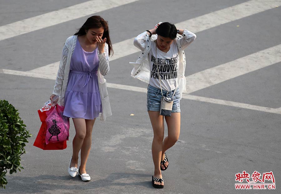 太熱了，還是把頭發(fā)扎起來