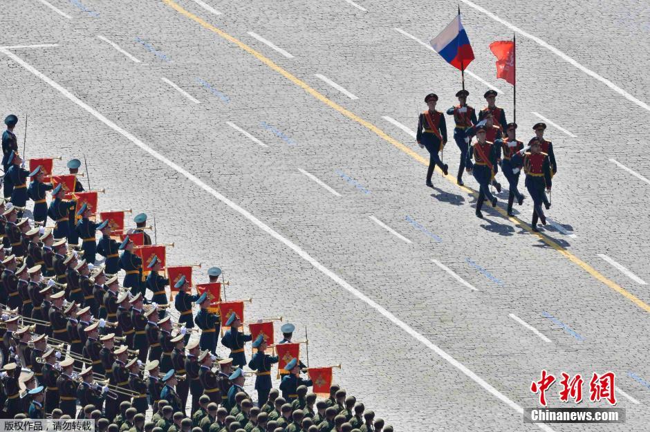 圖為俄羅斯國旗從受閱部隊前經(jīng)過。