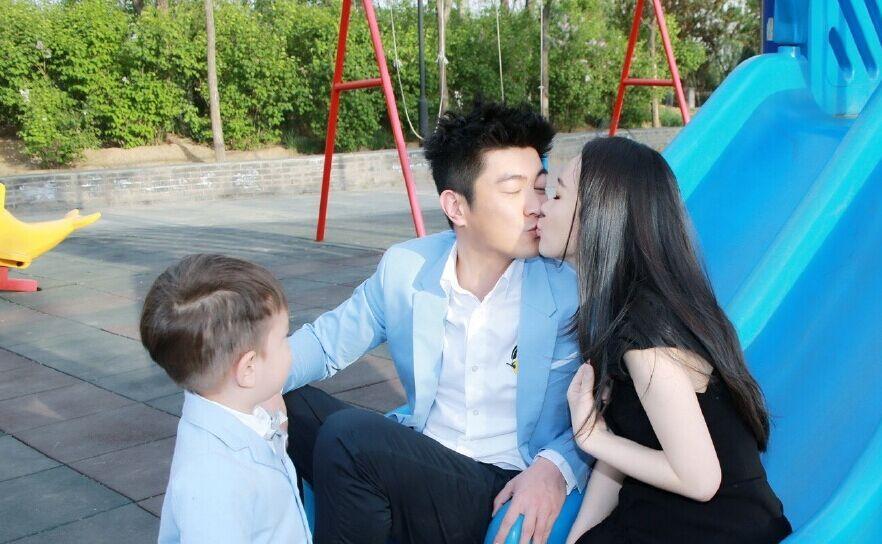 霍思燕與老公親吻,兒子看呆?；羲佳喔窖?“超級愛你們!520快樂!”