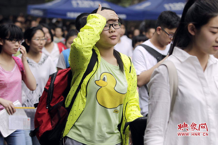 鄭州回中考點，考生輕松入場。