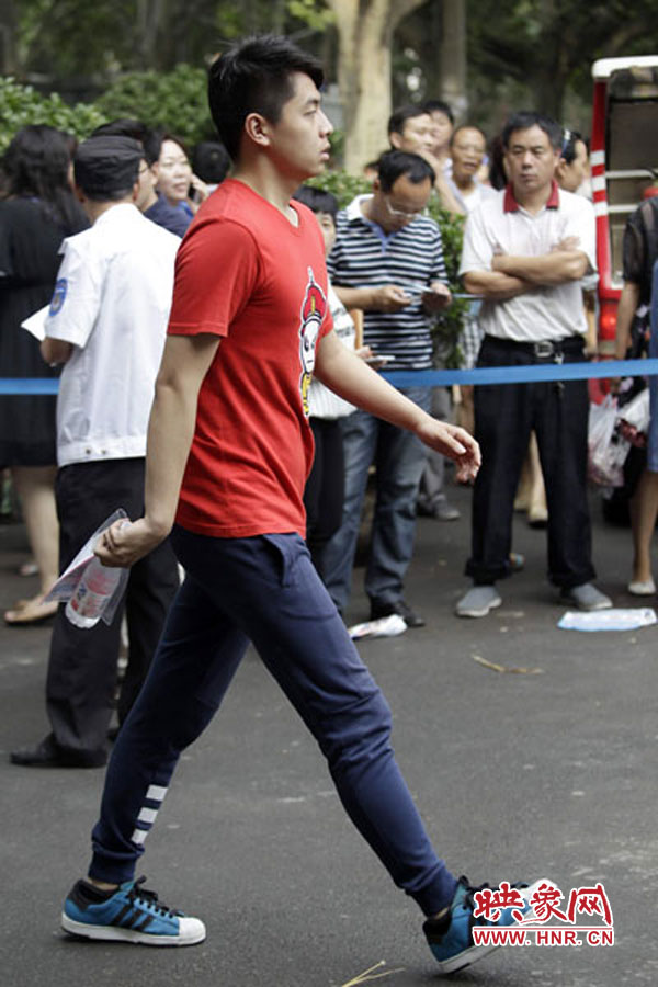 鄭州回中考點，考生自信入場。