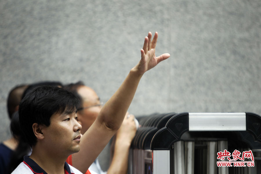 6月7日，鄭州回中考點?！昂?，我在這兒！”一名家長招呼自己的孩子