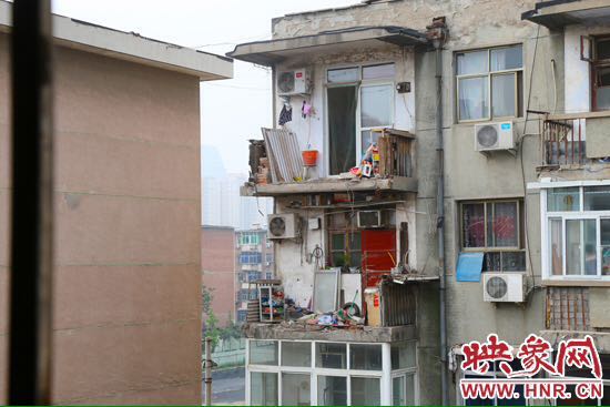 樓上多處陽(yáng)臺(tái)出現(xiàn)裂縫，隨時(shí)有掉落危險(xiǎn)