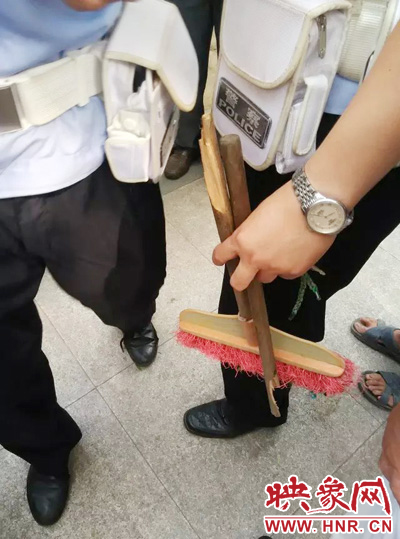 老太從環(huán)衛(wèi)工手中奪過掃帚，用腳踩斷，用力向環(huán)衛(wèi)工人的手上和腿上敲去。