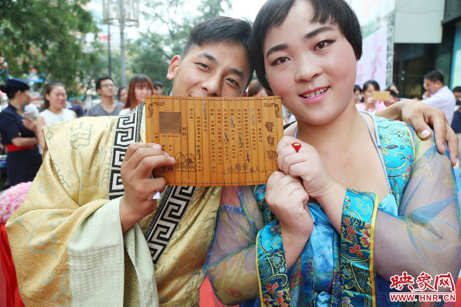 一對兒情侶現(xiàn)場展示“賣身契”內(nèi)容。