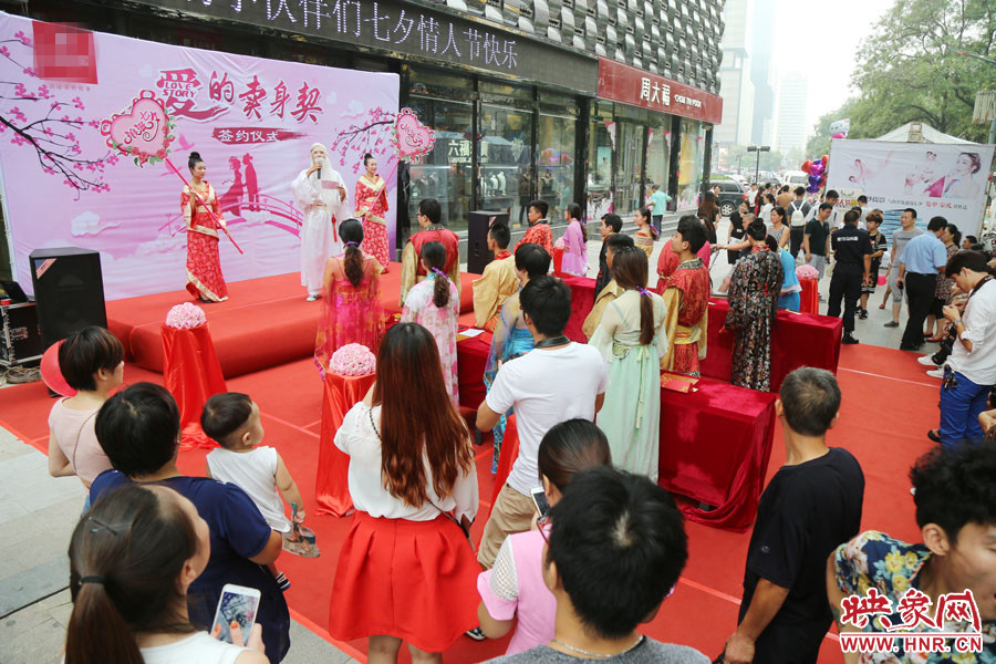 活動現(xiàn)場，聚集了大量圍觀群眾。