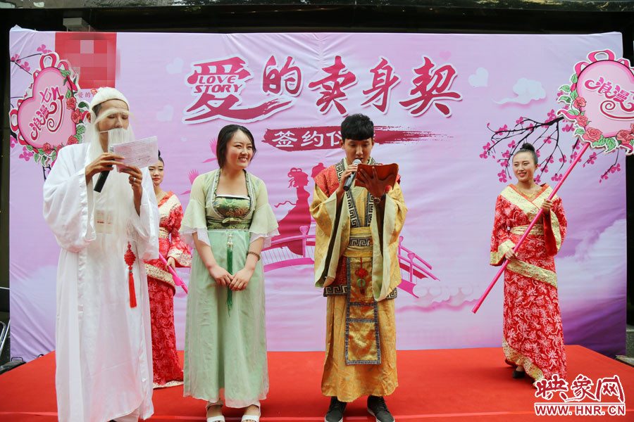 男子現(xiàn)場宣讀“賣身契”的內(nèi)容，讓大家作證。