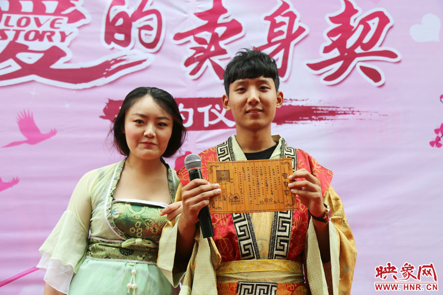 現(xiàn)場的8名男子異口同聲地表示，如違反此契約，可以接受處以極刑。