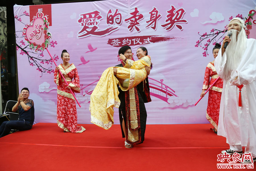 一名男子將女友抱起。